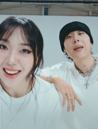 Lee Young Ji and pH-1 are close to the camera rapping.